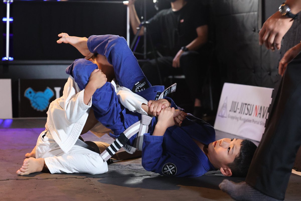 Jiu_Jitsu_NERD's tweet photo. 【KIT5】オープニングマッチ・第２試合
キッズ灰帯ライトフェザー
×笠原大(PATO STUDIO)
vs
〇佐藤樹生(CARPE DIEM)
2:52 腕十字 https://t.co/Q3TdsZVPyC