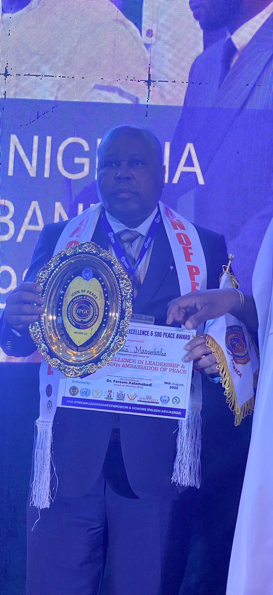 RubotaFM's tweet photo. C'est un honneur pour moi de ramener au pays le Prix d'honneur international 2022 d'Abuja et être fait ICONE INTERNATIONALE DE LA PAIX à la 8ème Édition du symposium panafricain sur le Leadership. C'est grâce à la gouvernance inclusive,cheval de bataille de S.E le président https://t.co/0ZoiTOzALY