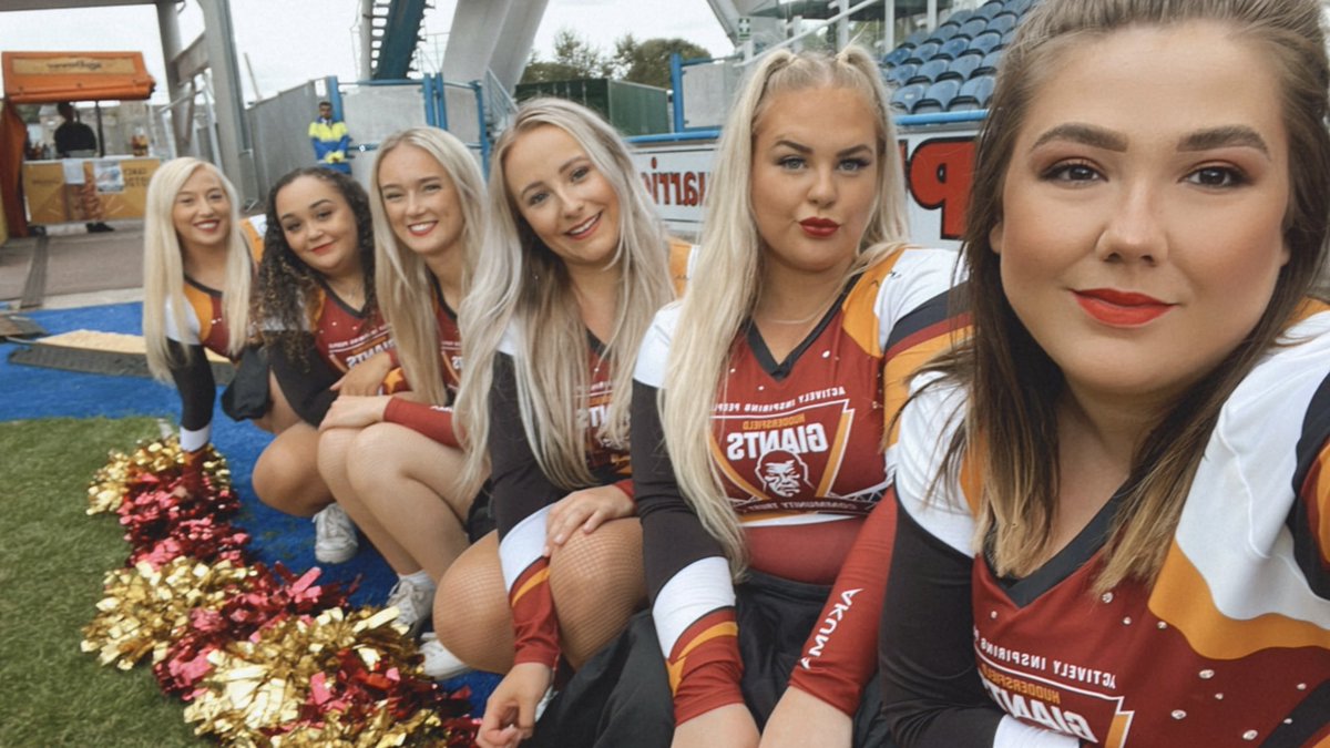 Home side girls are ready for the game 💃🏼🏉 #COYG <a href="/RhodesCCS1/">RhodesClassicCarSpares</a> <a href="/Giantsrl/">Huddersfield Giants 🐮🔔</a> <a href="/GiantsCT/">Huddersfield Giants Community Trust</a>