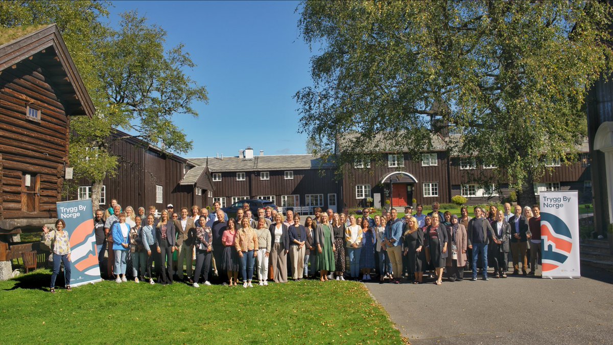 Her er alle representantene fra byene i Trygg By Norge-nettverket, samt inviterte fagpersoner, sekretariatet i Nordic Safe Cities og stiftelsen. Diskusjonene og arbeidet fortsetter i morgen.  <a href="/NordicSafeCity/">Nordic Safe Cities</a>