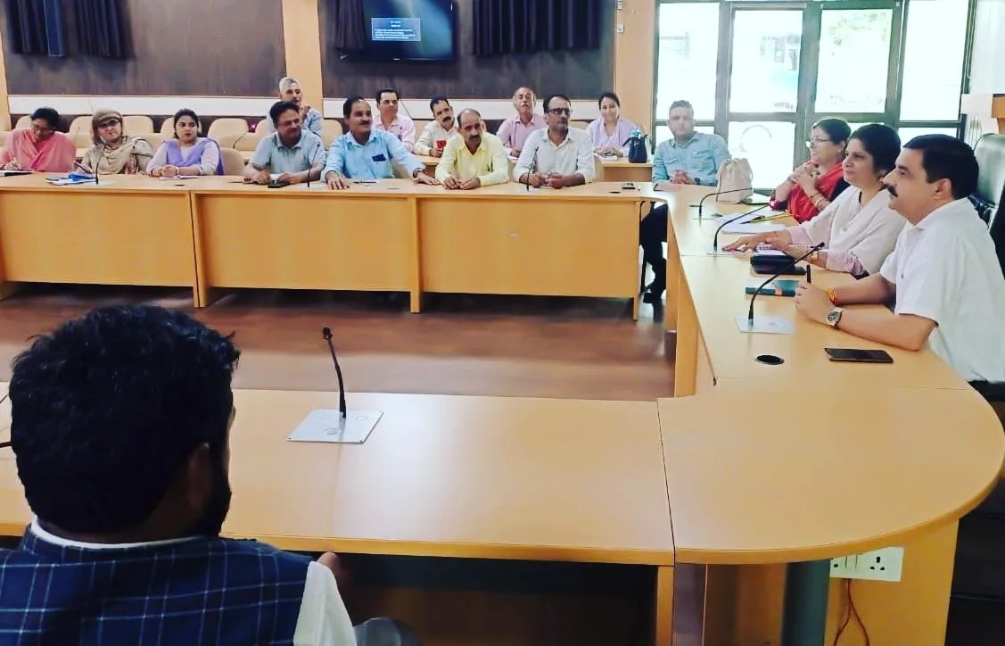 nag_saraf's tweet photo. डीडीसी अध्यक्ष रियासी सराफ सिंह नाग और जिला विकास आयुक्त रियासी श्रीमती बबीला रकवाल जेकेएएस शिक्षा विभाग ने सदस्य की बैठक ली है जिसमें सीईओ रियासी श्रीमती सुनीता बाली मौजूद रहे। 
@DMReasi https://t.co/oI7gCEyqm7
