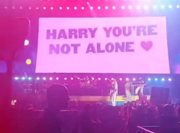 NH_MSG_LIGHTS's tweet photo. harry didnt pick up a pride flag last night. and that just wont do. 
we know how important rainbows are to H “i study rainbows” “matilda hits different in a rainbow jumpsuit” 
lets show H our love

HSLOT NYC attendees we have ONE JOB - spread the LOVE💜

#HarryStylesLoveOnTour https://t.co/thDi47Kiqo