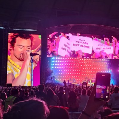 NH_MSG_LIGHTS's tweet photo. harry didnt pick up a pride flag last night. and that just wont do. 
we know how important rainbows are to H “i study rainbows” “matilda hits different in a rainbow jumpsuit” 
lets show H our love

HSLOT NYC attendees we have ONE JOB - spread the LOVE💜

#HarryStylesLoveOnTour https://t.co/thDi47Kiqo