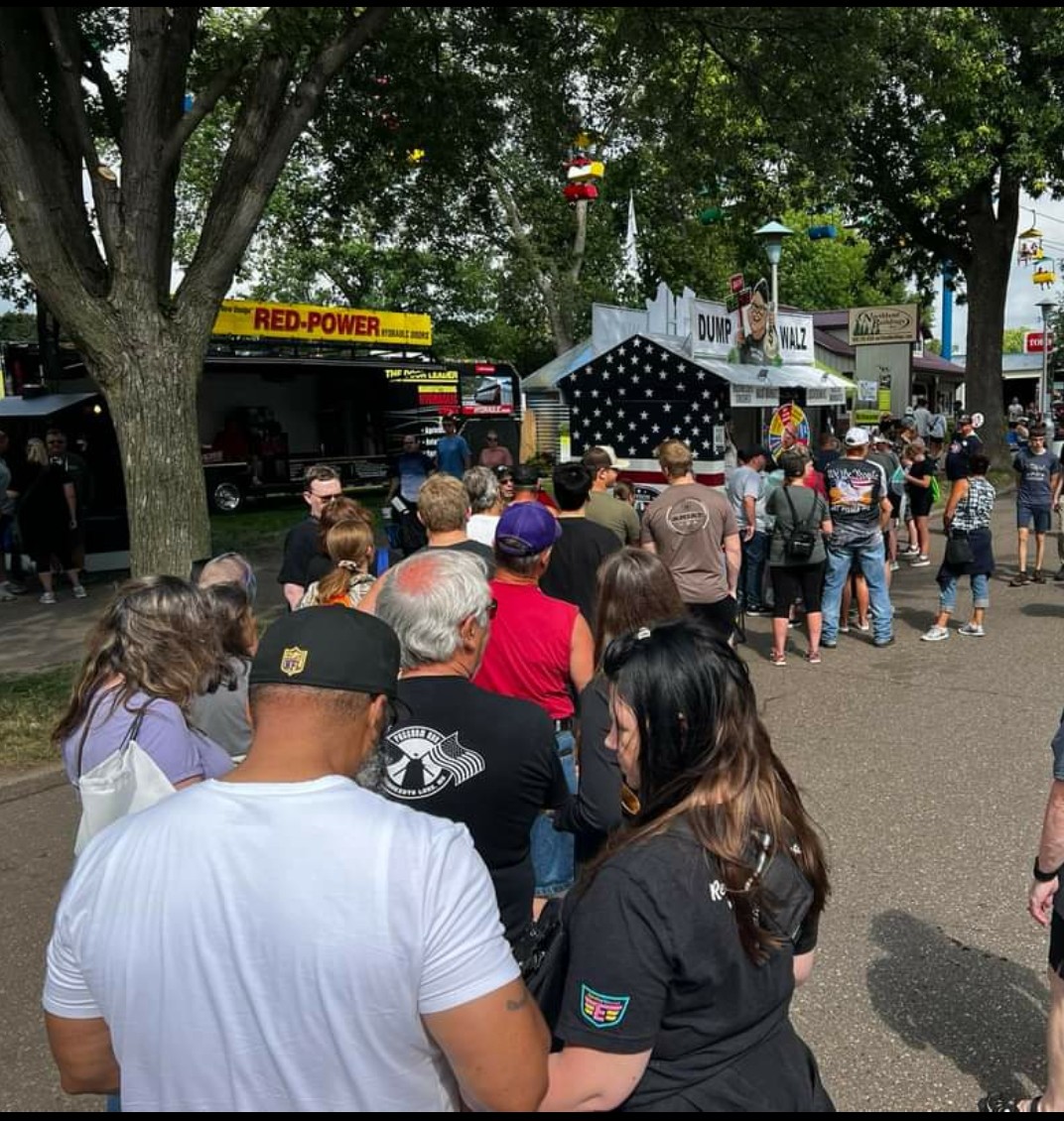 Telicious75's tweet photo. @WalzFailed Everyone was already standing in this line. https://t.co/28NrFOxlbd