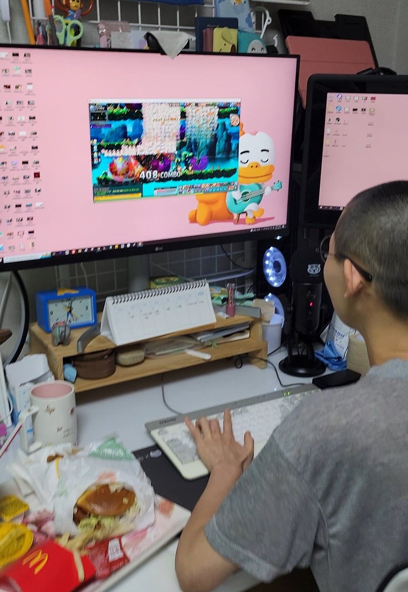 yeneex2's tweet image. 운동하고 왔는데 가인이가 불 다 꺼진 집에서 혼자 링크스킬도 유니온도 도핑도 없이 ott도 안 켜놓고 4시간 째 사냥하고 있었다. 진 안드로이드 얻어야 하는데 알파벳 상자 안 나온다고 밥도 안 먹는다.