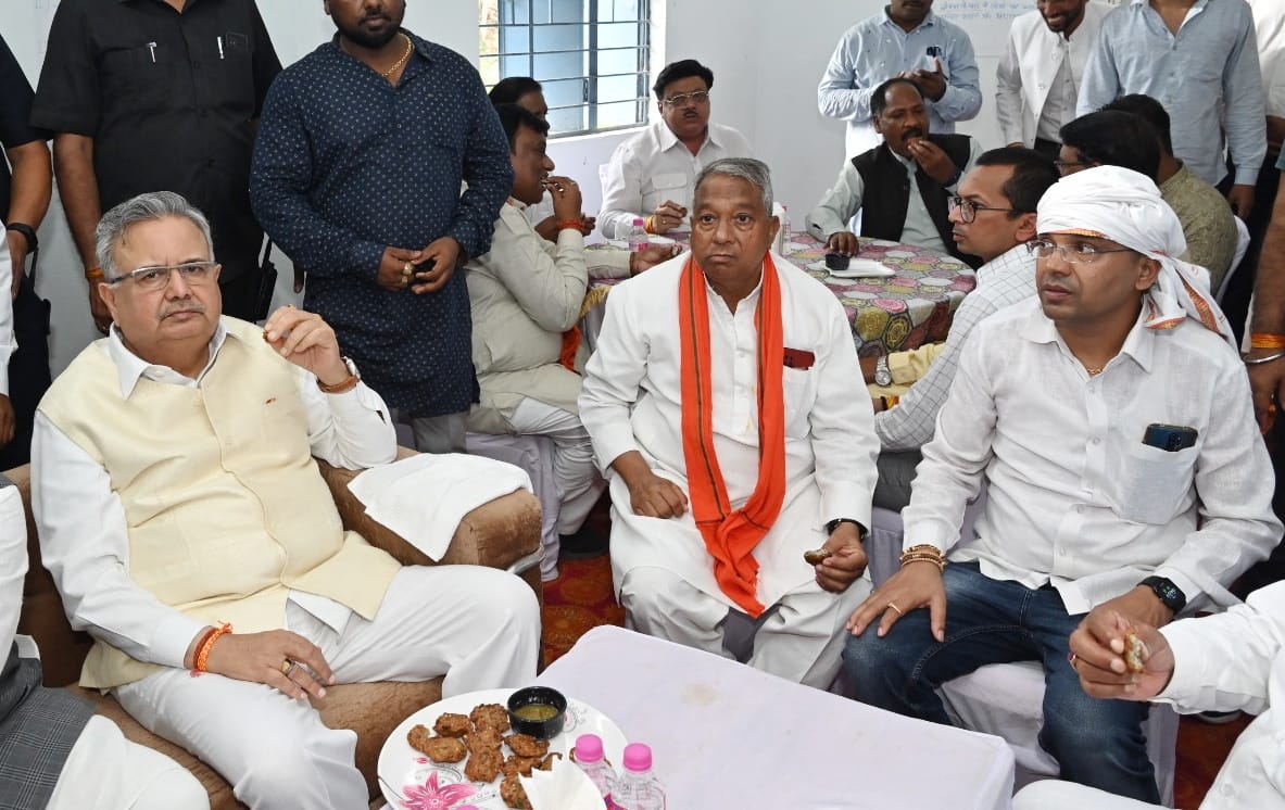 आज स्व.ताराचंद साहू जी की धर्मपत्नी एवं श्री दीपक साहू जी की माता श्रीमती भूषण साहू जी के निधन पर बालोद जिले के ग्राम कचान्दुर गुण्डरदेही पहुँचकर अश्रुपूरित पुष्पाजंलि अर्पित की।ईश्वर दिवंगत आत्मा को अपने श्री चरणों में स्थान दें और परिजन को धैर्य प्रदान करें। ॐ शांति!