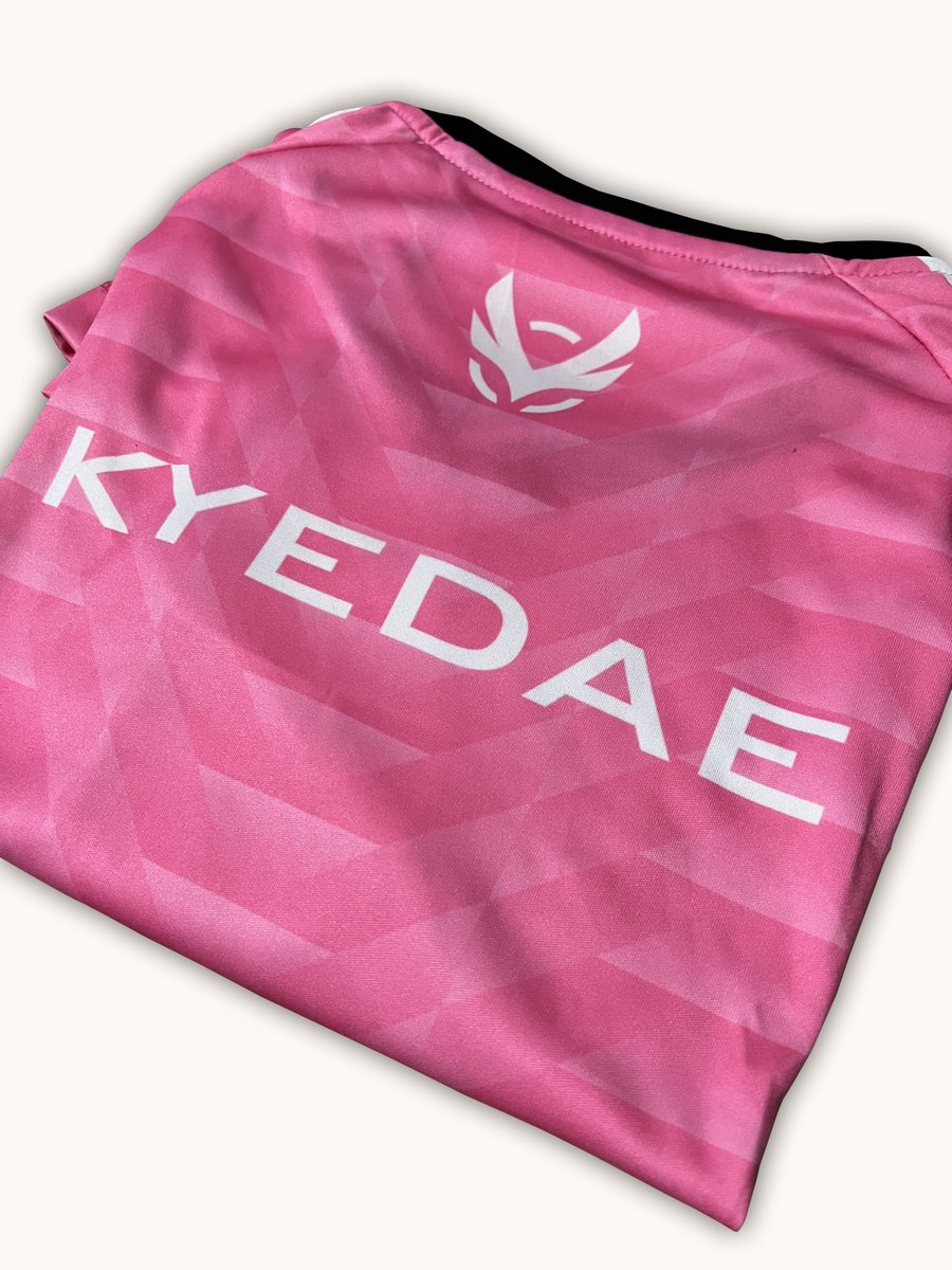valianthau's tweet photo. Seems like @kyedae forgot something in the Philippines 👀🥹🇵🇭 https://t.co/7gmA5EMZbp