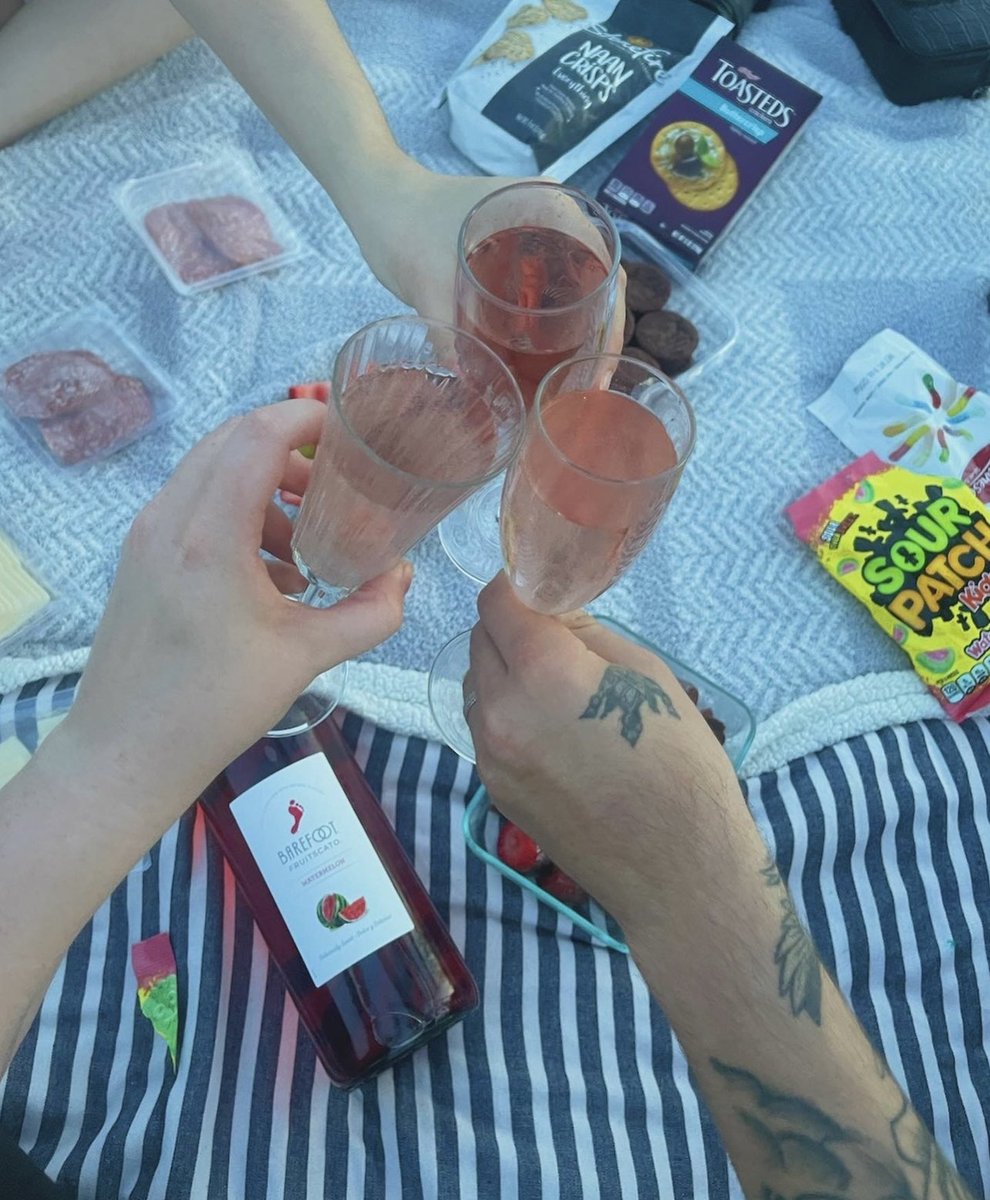 allyydanielle's tweet photo. Stargazing, wine and best friends 🌙🥂 https://t.co/ehBlzb7Rnl