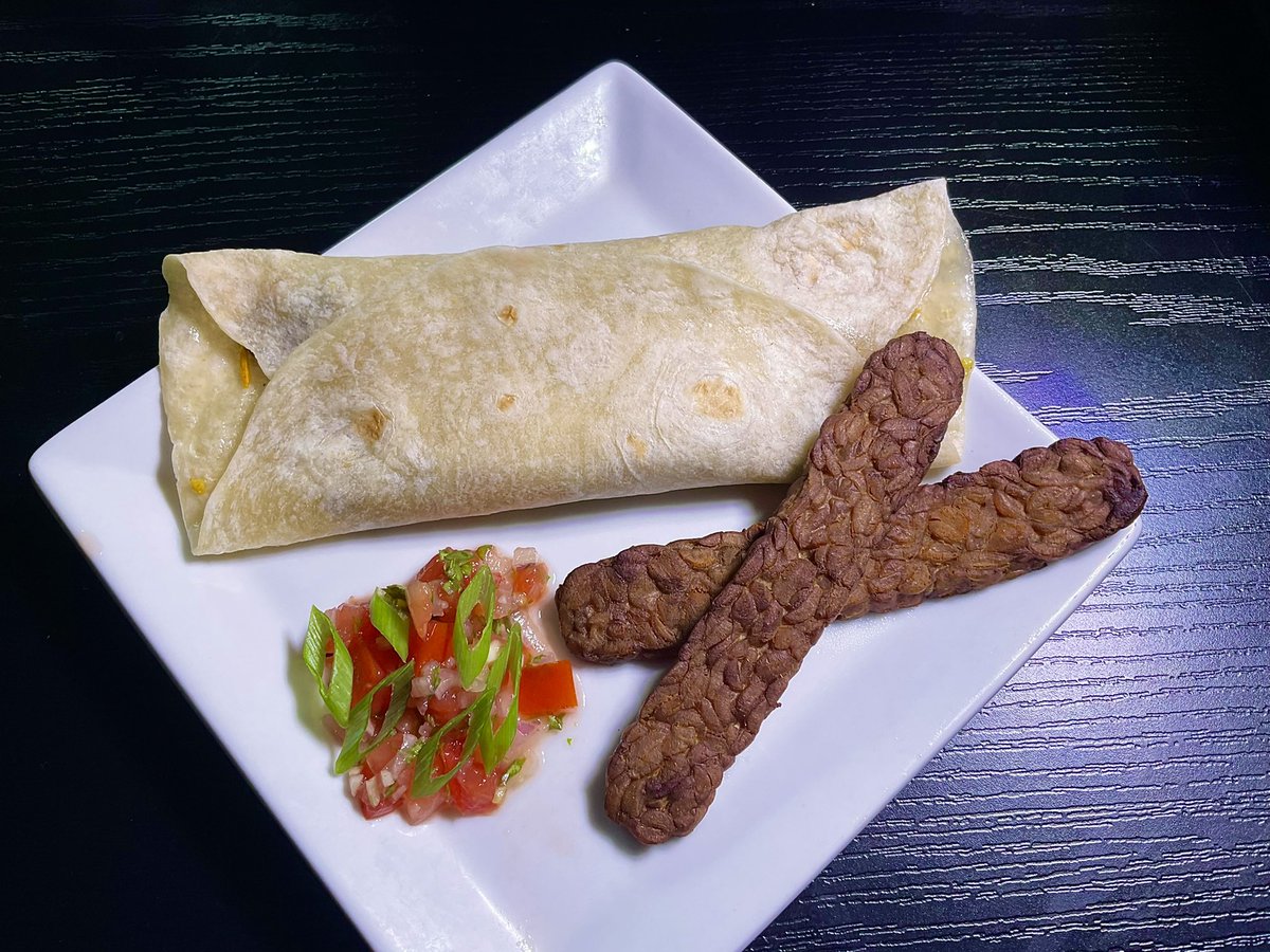 schmoozequeen's tweet photo. #Vegan Scrambled Tofu Wrap w/ Tempeh Bacun &amp; Pico de Gallo
#Plantbased #Breakfast #Burrito 🌯🍅🌶 🚫🐷🐽#Porkless
#VeganForTheAnimals https://t.co/bBj6S2NJDB