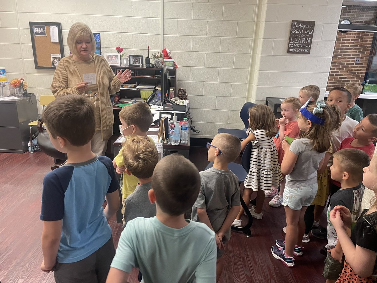 BCSDHuntington's tweet photo. Our Kindergarten friends are looking for Pete the Cat 🐱 around the building. We did not see him, but he left a note for Mrs. Beavers to read about the office. @MrsYoak15 https://t.co/n0sXsfmI1L