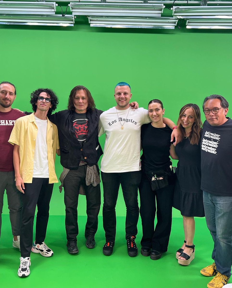ohmyjohnnydepp's tweet photo. I really was hoping he would have had his hair cut, but I'm not complaining about this look  😍

(hugo.leggins on IG from the time they filmed the videos for the VMAs) https://t.co/CcfnSDEplH