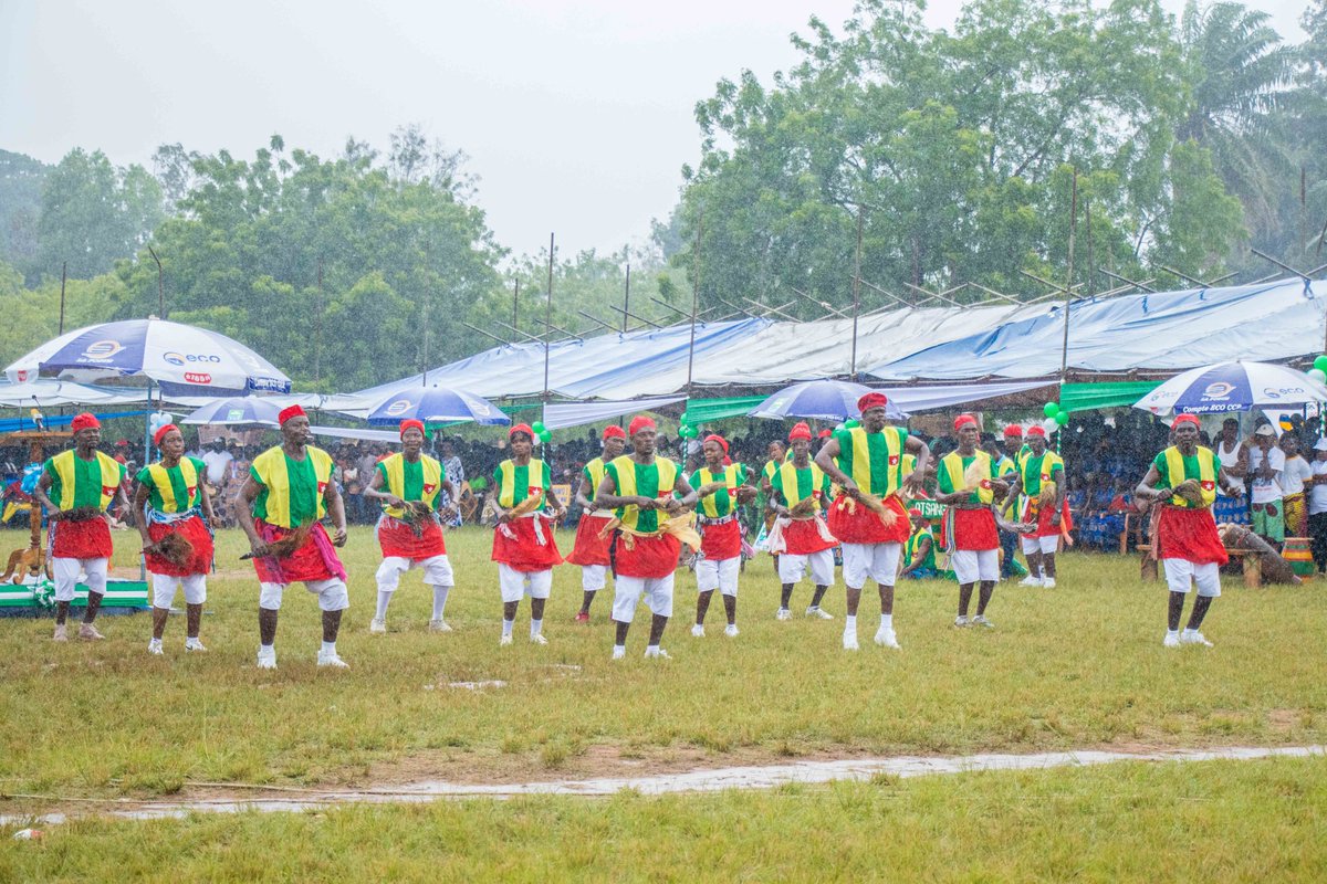 DogbeVictoire's tweet photo. Ce samedi, j’étais avec les populations de Yoto pour l’apothéose de la fête traditionnelle Hogbeza, une 36e édition haute en couleurs pour célébrer la culture, le talent et l’art de la préfecture. 

Merci pour le bel accueil et ces moments de partage! https://t.co/08nCKrdpPc