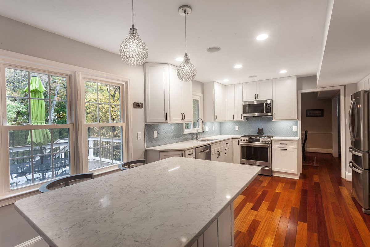 SolidRemodeling's tweet photo. Transitional Kitchen Remodeling in Alexandria, VA

#blueglasstile #cornerendcabinet #dcmetro #glassbacksplash #hardwoodflooring #herringbonetile #industrialfaucet #largeisland #paintedwalls #pantrycabinet #pendantlight #quartzcountertop #trianglecabinet #whitekitchen #whiteshaker https://t.co/SRS5gkwYSN