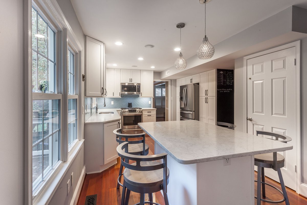 SolidRemodeling's tweet photo. Transitional Kitchen Remodeling in Alexandria, VA

#blueglasstile #cornerendcabinet #dcmetro #glassbacksplash #hardwoodflooring #herringbonetile #industrialfaucet #largeisland #paintedwalls #pantrycabinet #pendantlight #quartzcountertop #trianglecabinet #whitekitchen #whiteshaker https://t.co/SRS5gkwYSN