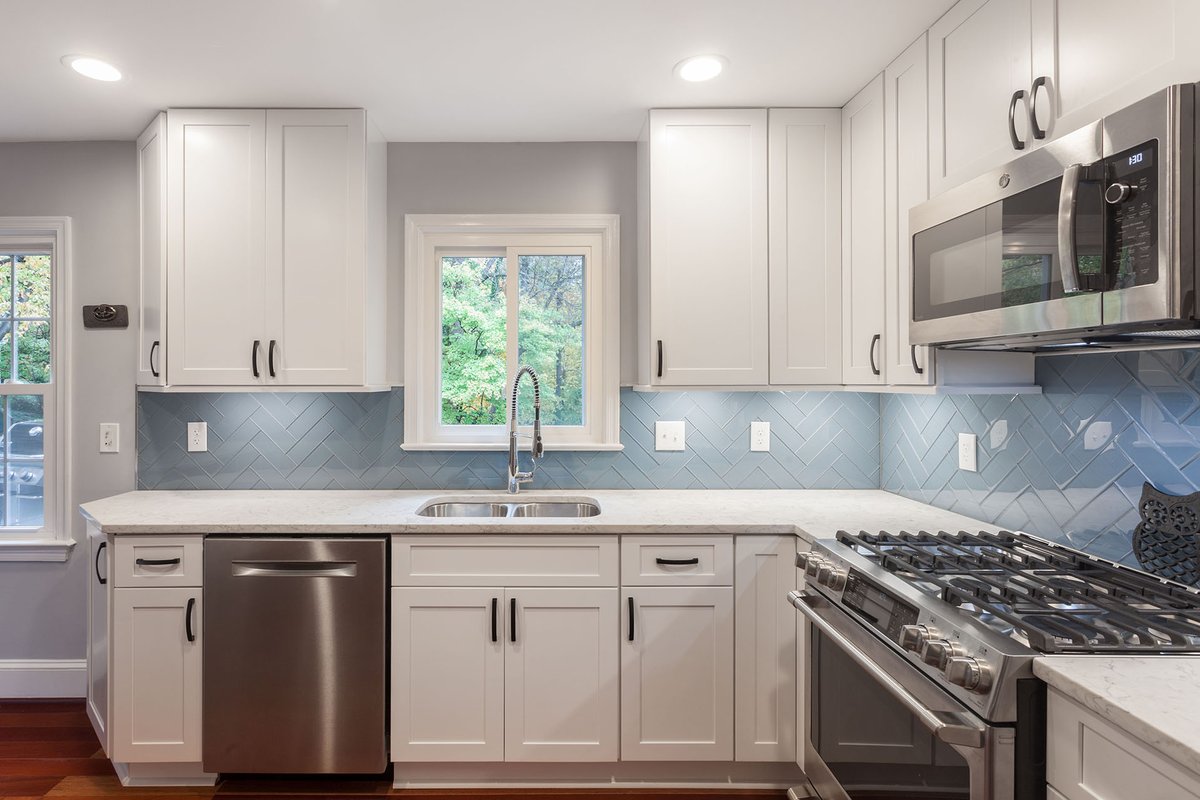 SolidRemodeling's tweet photo. Transitional Kitchen Remodeling in Alexandria, VA

#blueglasstile #cornerendcabinet #dcmetro #glassbacksplash #hardwoodflooring #herringbonetile #industrialfaucet #largeisland #paintedwalls #pantrycabinet #pendantlight #quartzcountertop #trianglecabinet #whitekitchen #whiteshaker https://t.co/SRS5gkwYSN