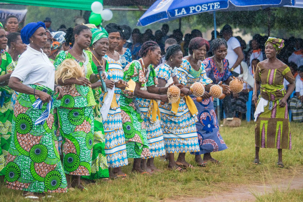 DogbeVictoire's tweet photo. Ce samedi, j’étais avec les populations de Yoto pour l’apothéose de la fête traditionnelle Hogbeza, une 36e édition haute en couleurs pour célébrer la culture, le talent et l’art de la préfecture. 

Merci pour le bel accueil et ces moments de partage! https://t.co/08nCKrdpPc