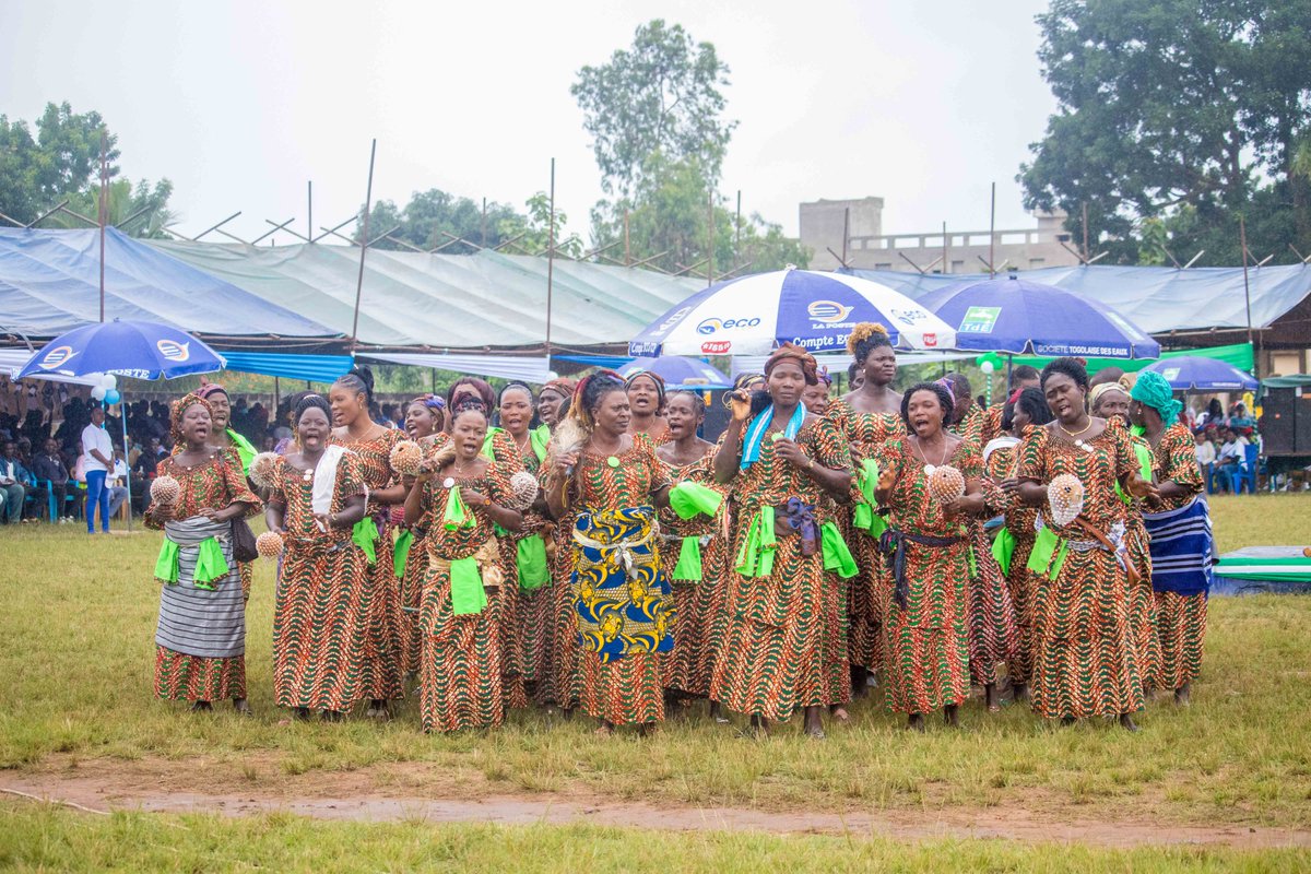 DogbeVictoire's tweet photo. Ce samedi, j’étais avec les populations de Yoto pour l’apothéose de la fête traditionnelle Hogbeza, une 36e édition haute en couleurs pour célébrer la culture, le talent et l’art de la préfecture. 

Merci pour le bel accueil et ces moments de partage! https://t.co/08nCKrdpPc