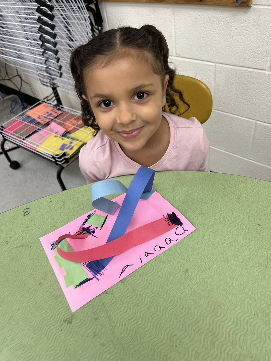WMESArtists's tweet photo. Kindergarteners practicing sculptures with lines! https://t.co/XL9IbhqZDF