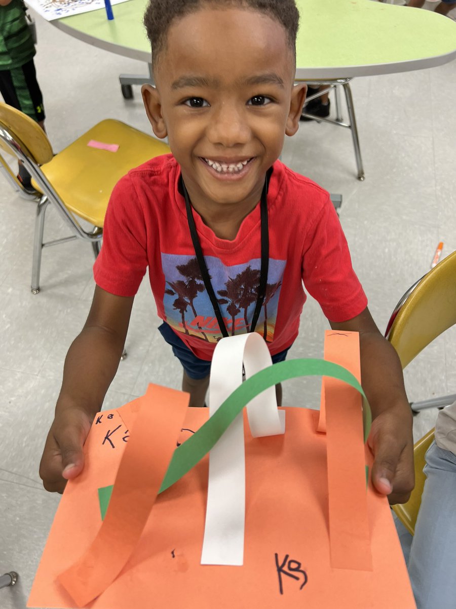 WMESArtists's tweet photo. Kindergarteners practicing sculptures with lines! https://t.co/XL9IbhqZDF