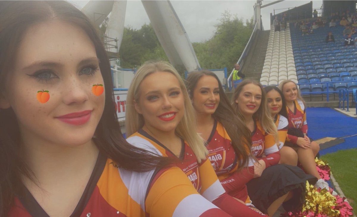 Away side girls ready to cheer on the boys! #COYG Sponsored by <a href="/RhodesCCS1/">RhodesClassicCarSpares</a> <a href="/Giantsrl/">Huddersfield Giants 🐮🔔</a> <a href="/HudGiantsSA/">Huddersfield Giants Supporters Association (HGSA)</a> <a href="/GiantsCT/">Huddersfield Giants Community Trust</a>