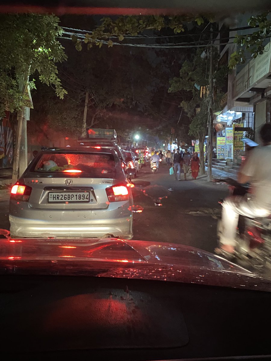 hkaaurr's tweet photo. ये ट्रैफ़िक जाम रोज़ाना का है मटियाला रोड पर जिसकी एक वज़ह रोड के एक तरफ़ खुला शराब का ठेका है और दूसरी तरफ़ रोड पर किया हुआ अतिक्रमण है । रोज़ाना स्थानीय लोगों को इस ट्रैफ़िक जाम का शिकार होना पड़ता है । @DelhiTrafficPol @MCD_Delhi @ArvindKejriwal https://t.co/FDk7kZtyue