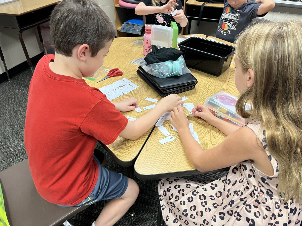MelissaColbert2's tweet photo. Working on Word Sorting blends! @HumbleISD_HHE https://t.co/MPBsdbPg9f
