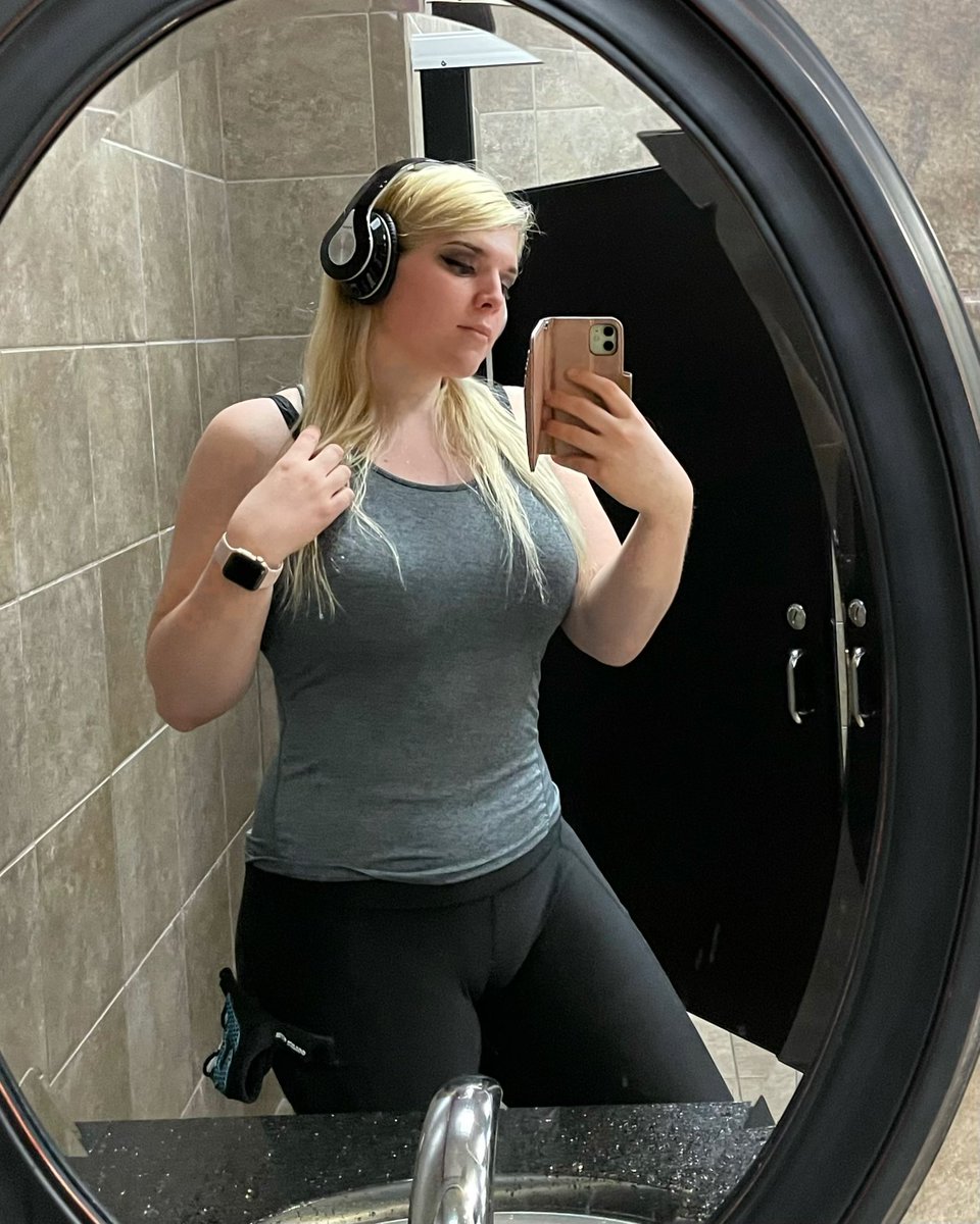 realamandarae's tweet photo. Next time you see a cute girl at the gym just remember her dicc could be bigger than urs 👀 https://t.co/wWxtT4ljot