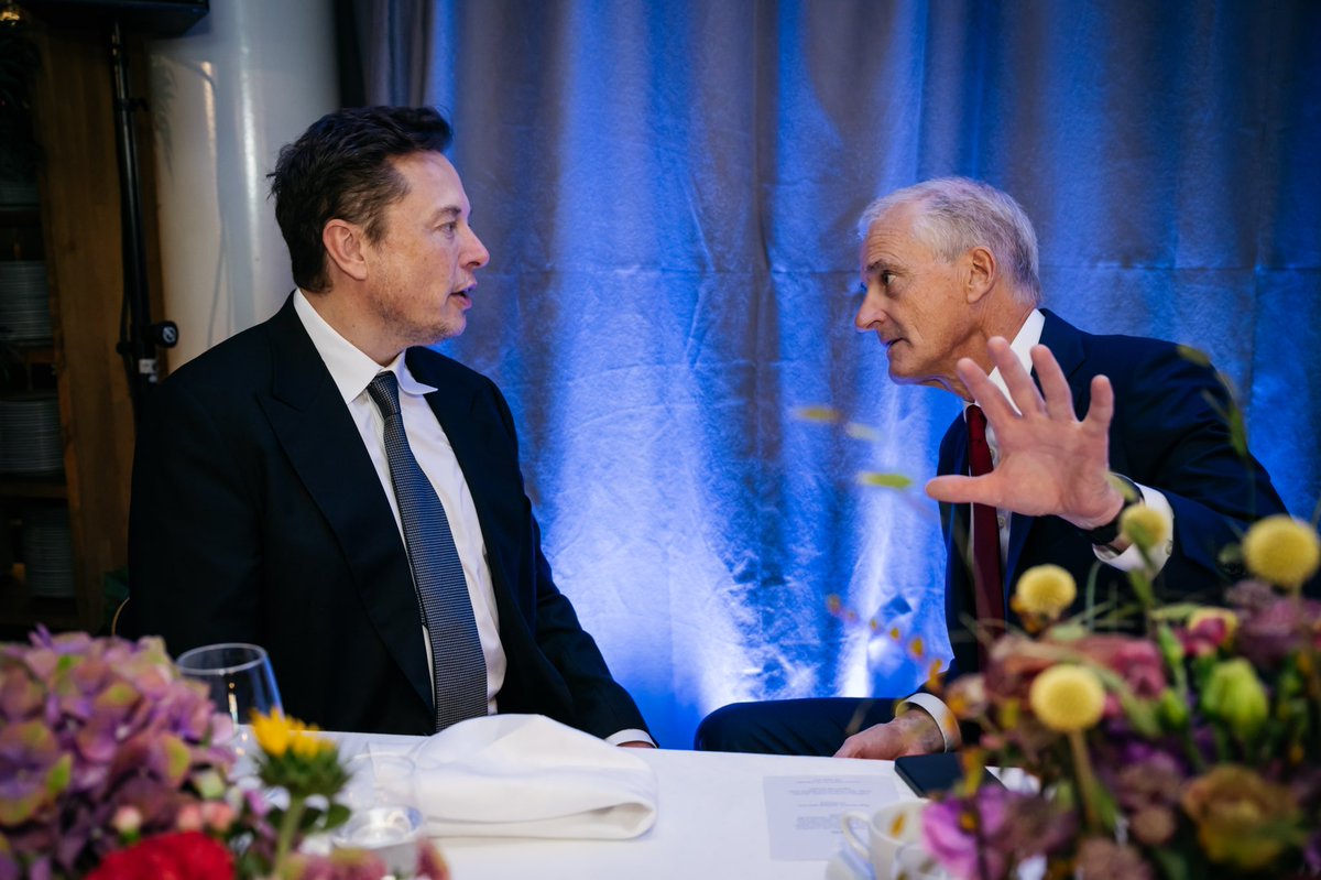 Statsminister <a href="/jonasgahrstore/">Jonas Gahr Støre</a> i samtale med Tesla-gründer <a href="/elonmusk/">Elon Musk</a> på #ONS2022. -Han er en engasjert teknolog som det er interessant å snakke med. Vi diskuterte hvordan myndigheter og privat sektor sammen kan sikre at det grønne skiftet går fortere enn i dag, sier Støre.