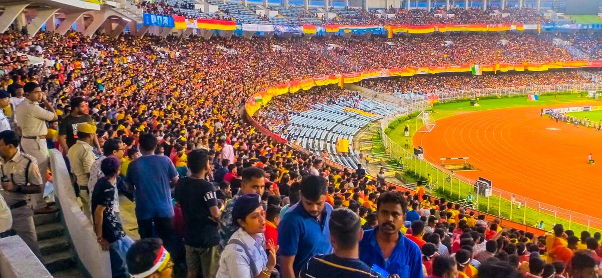 ebultras1920's tweet photo. 🙏 Thanks to #TorchBearers for making it a sold-out gallery! 🔴🟡

#JoyEastBengal #DerbyDay #KolkataDerby #DurandCup #DurandCup2022 #EastBengalUltras #EEBATKMB https://t.co/eQ86pn65LP