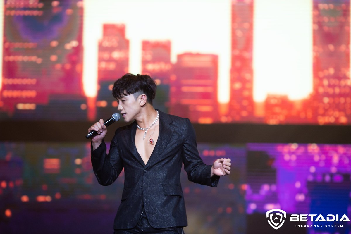 msiakpopfans's tweet photo. International K-Pop Superstar, Rain, along with Malaysian Singers, Jess Lee and Andrew Tan Illuminated Axiata Arena for Betadia Night.
📰: https://t.co/7AE0RkqEP0
#BetadiaNight #BetadiaNight2022 #BTDBN2022 @BetadiaOfficial #Betadia #AnotherPossibility #Rain #JessLee #Andrewtan https://t.co/6Zf4pePSJv