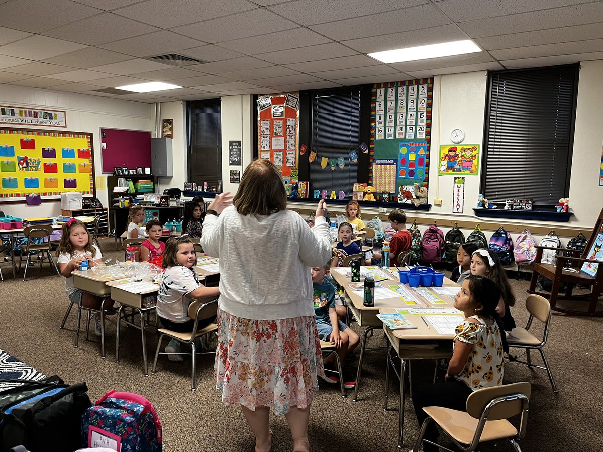 DDKirkpatrick1's tweet photo. There’s no other day that can compare to the excitement of The First Day of School.  Thank you to Mull Elementary, North Liberty School, Hallyburton Academy and Valdese Elementary for letting me visit and share smiles!! @mull_elementary @ves_tigers #allinBCPS https://t.co/pjWcN8k9Rw