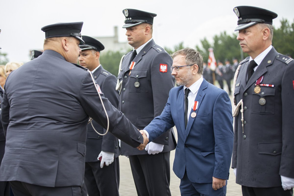 DlaNauka's tweet photo. W dniu dzisiejszym w @LWojskowa Wiceprezes Zarządu @DlaNauka dr Paweł Bernat został odznaczony Brązowym Medalem za Zasługi dla Obronności Kraju.
Fot. Marta Serafin https://t.co/2i6T4Afj9y