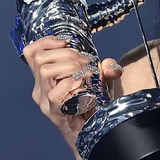 Lsglobal_'s tweet photo. atp her hand belongs to my neck 

LISA WINS BEST KPOP
#LalisaVMAsWin
#LISA #LALISA #MONEY https://t.co/whY6fdkhmz