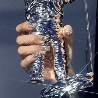 Lsglobal_'s tweet photo. atp her hand belongs to my neck 

LISA WINS BEST KPOP
#LalisaVMAsWin
#LISA #LALISA #MONEY https://t.co/whY6fdkhmz