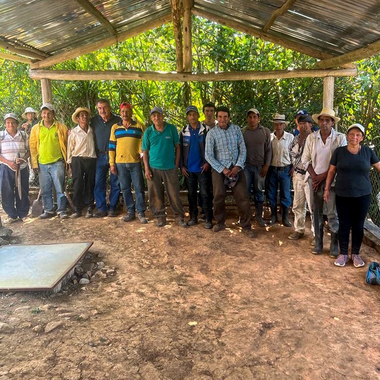 En la comunidad Huacanuma #Olmedo dialogando con sus moradores sobre sus necesidades principales. Movimiento AM16O Rubén Bustamante a la Prefectura de #Loja

 #AM16O #RubenAM16O #Lista16 #RB16 #RubenaLojalehacebien