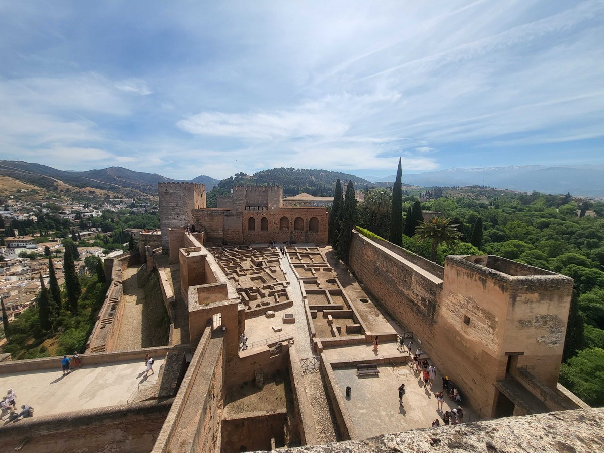 ClaritasGranada's tweet photo. La Alcazaba Yadida, la parte militar de la Alhambra ☪ es un espacio tan importante como los palacios nazaríes, la defensa de un Estado. Las vistas desde la Torre de la Vela nos deja ver el barrio castrense desde las alturas. ¡Nunca es tarde para vivir la experiencia Alhambra! https://t.co/ghNJc30uZf