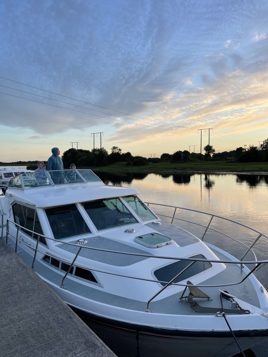 SLCruisers's tweet photo. Bathe in the  'golden hour' on the River Shannon....Enjoy a 'sundowner' as you float past truly spectacular countryside and historic landmarks. 
Hurry and see our last availability for 2022/book early for 2023 > https://t.co/rfzbJeSM6a
 #irelandshiddenheartlands #boatingireland https://t.co/fmJy2nBixi