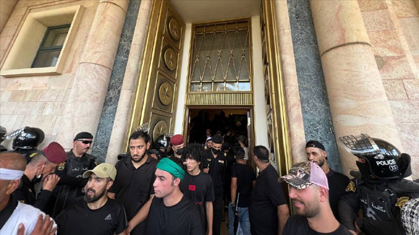 MarianoGiustino's tweet photo. Sostenitori di Muqtada al-Sadr in #Iraq hanno fatto irruzione nel palazzo presidenziale di #Baghdad,nella protetta Zona Verde dove si trovano gli edifici del gov. e le missioni diplomatiche.
Sadr,che nel 2021 aveva vinto le elezioni,ha annunciato il ritiro
@RadioRadicale #Turchia https://t.co/IUbNToOEHd
