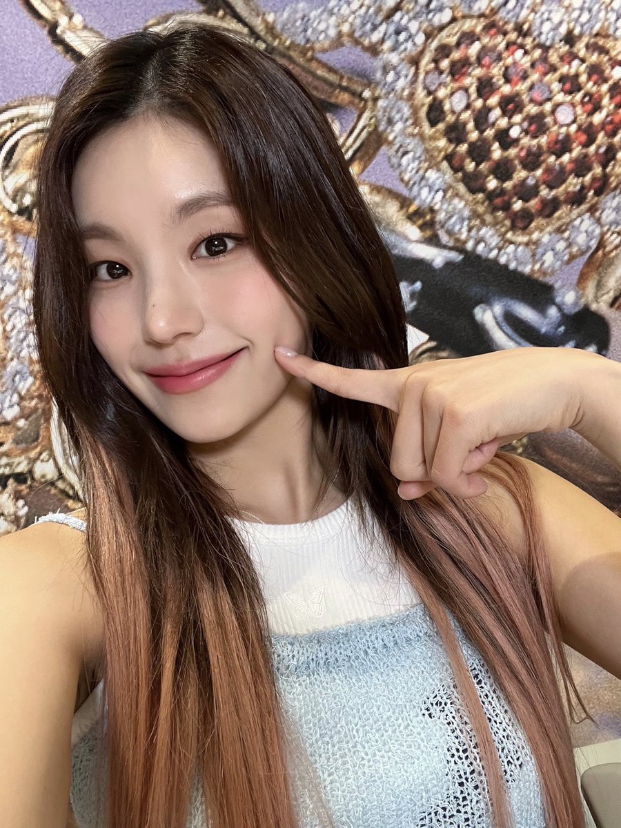 hourly yeji tweet media