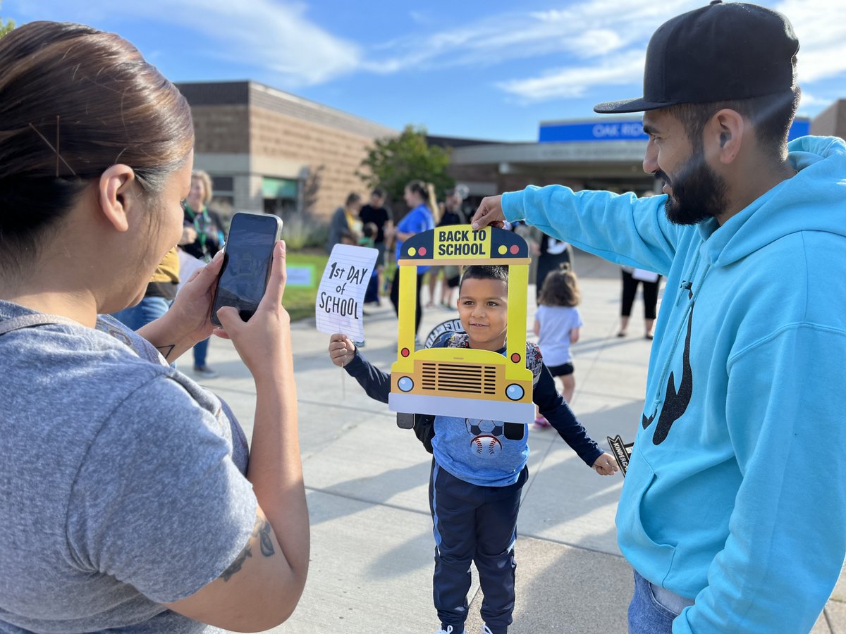 OakRidgeMagnet's tweet photo. We are thrilled to welcome the Class of 2035 and their families to Oak Ridge this morning! #196FirstDay #196Pride https://t.co/eMhUoJxv7U