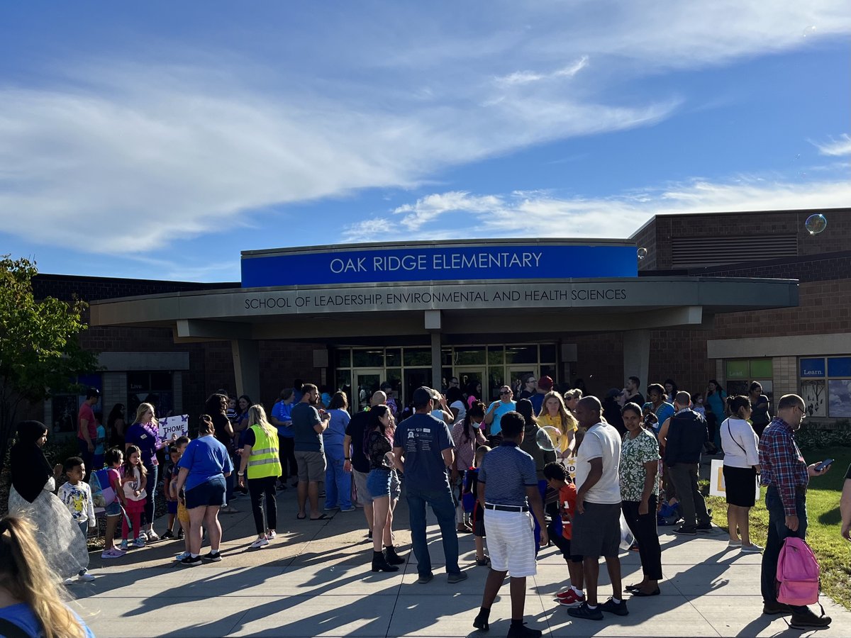 OakRidgeMagnet's tweet photo. We are thrilled to welcome the Class of 2035 and their families to Oak Ridge this morning! #196FirstDay #196Pride https://t.co/eMhUoJxv7U