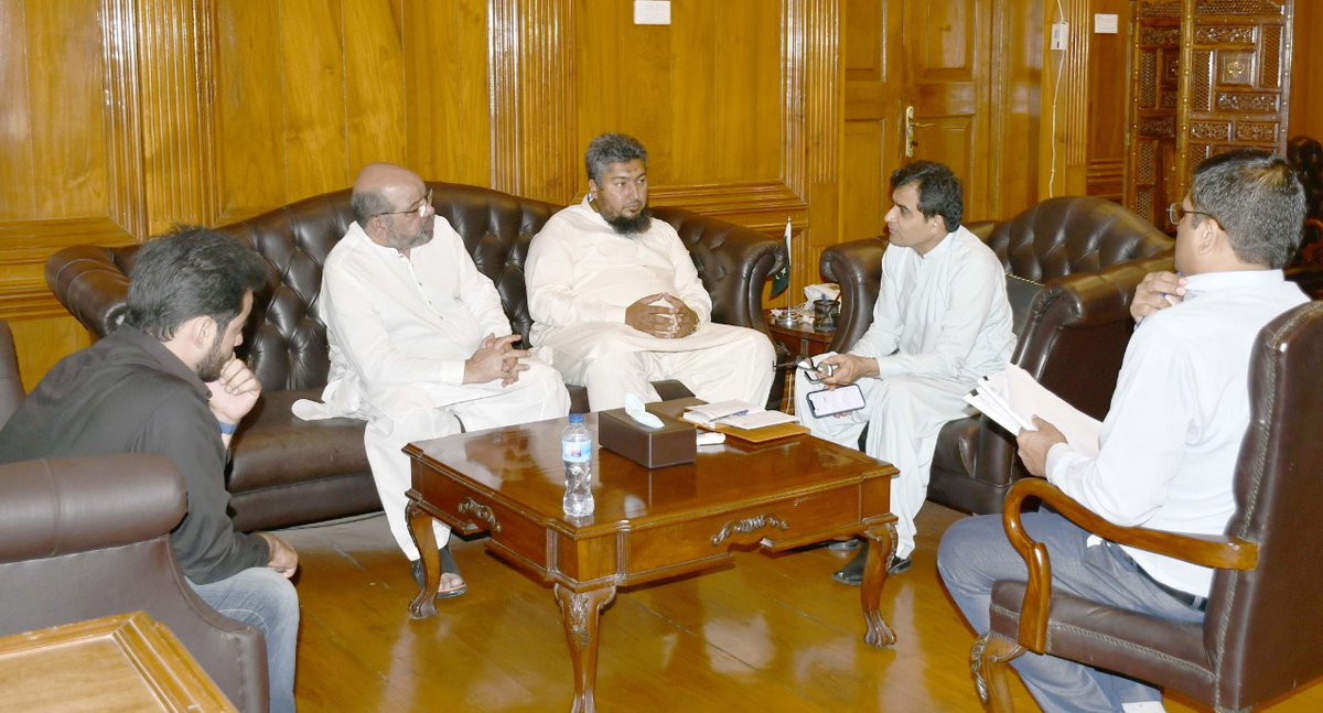 CommissionerKhi's tweet photo. Mr. Abdul Rauf, Chairman Karachi Wholesale Grocers Association &amp; Mr Muzzammil Rauf Chappal, Chairman,Cereal Association of Pakistan called on Commissioner Karachi Mr. Muhammad Iqbal Memon in his office to discuss relief efforts for rain affected families in Karachi’s relief camps https://t.co/JCOOx2cV8p