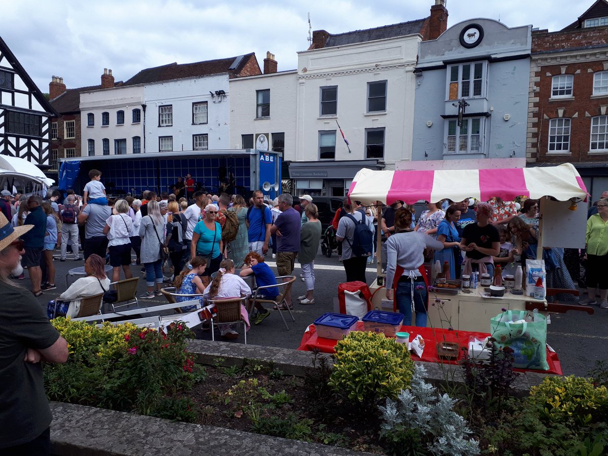 LedburyCops's tweet photo. Fabulous afternoon at Ledbury carnival and managed to find a new recruit 😊 #Herefordshire #communitypolicing https://t.co/Hofh5RKLsi