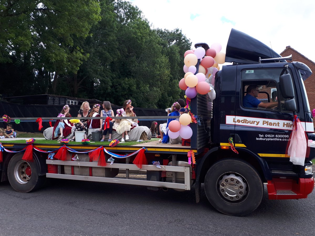 LedburyCops's tweet photo. Fabulous afternoon at Ledbury carnival and managed to find a new recruit 😊 #Herefordshire #communitypolicing https://t.co/Hofh5RKLsi