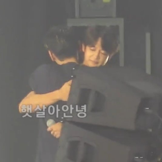 5hineeingstars's tweet photo. MINKEY HUG TODAY AT SM TOWN. WORLD PAUSE https://t.co/4xOoRPDhZV