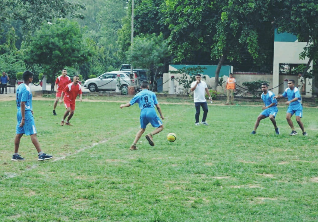 BSF_BICIT's tweet photo. #NationalSportsDay

" It's not whether you get knocked down; it's whether you get up. "

#MajorDhyanChand 
@BSF_India https://t.co/RLCmpaLqqG