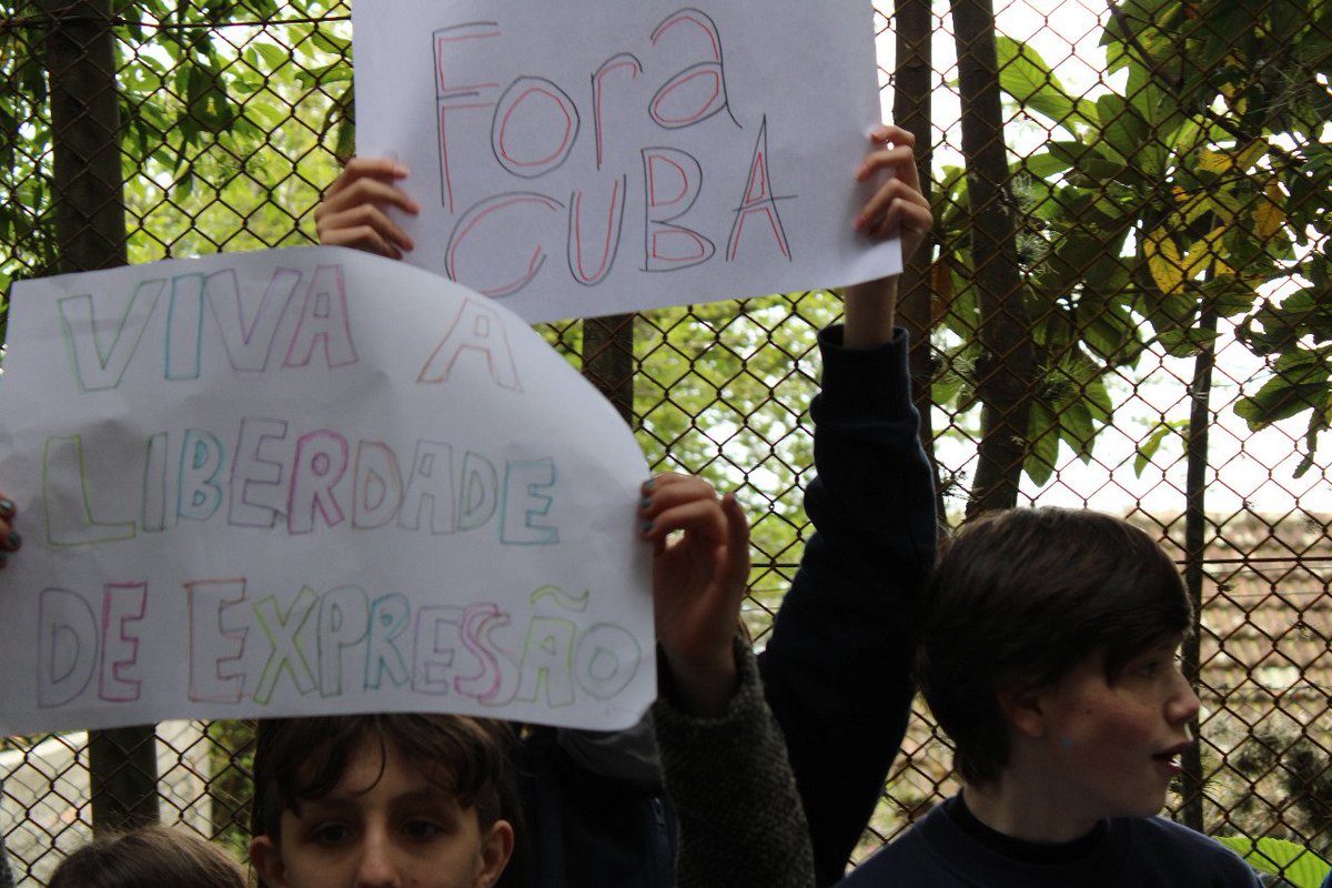 JoaoMundi's tweet photo. Manifestação quase perde controle, pessoas batendo nas janelas e gritando "FORA CUBA"!
#Manifestantes
#ForaCuba #Manifestação #ONU https://t.co/tDhFh8qUZL