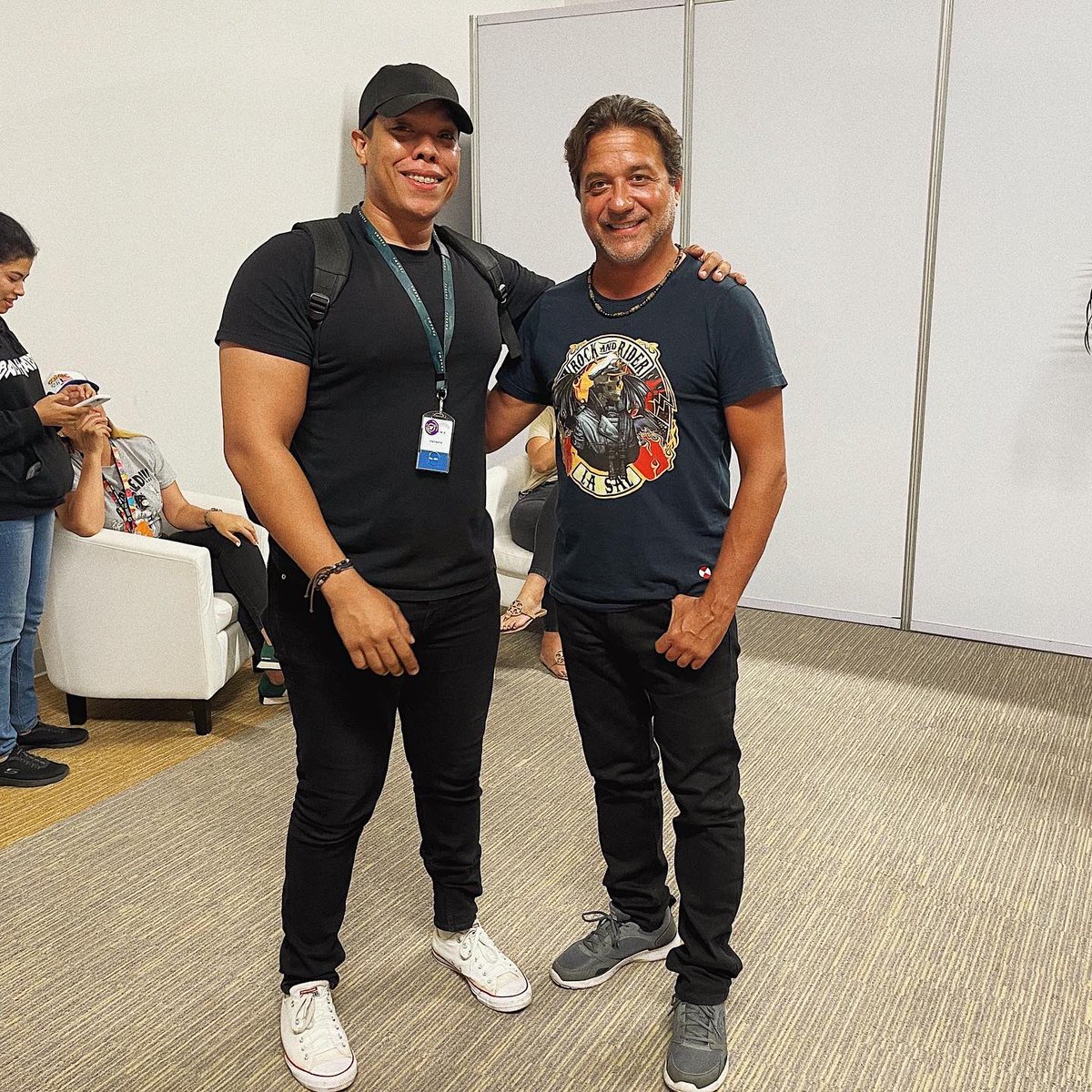 josuedellasera's tweet photo. Una foto leve con uno de los más “polémicos” de @lacasadepapel 😄 El gran “Arturito” #EnriqueArce #ComicConPanama #CCPan2022 https://t.co/UUoRqYkG91