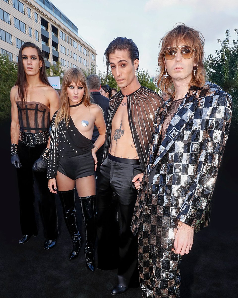 gucci's tweet photo. To the 2022 MTV @vmas, #Måneskin wore a selection of Gucci looks designed by #AlessandroMichele. @thisismaneskin #GucciCosmogonie #ExquisiteGucci #VMAs #GucciEyewear #GucciJewelry https://t.co/P0wyzf0fjk