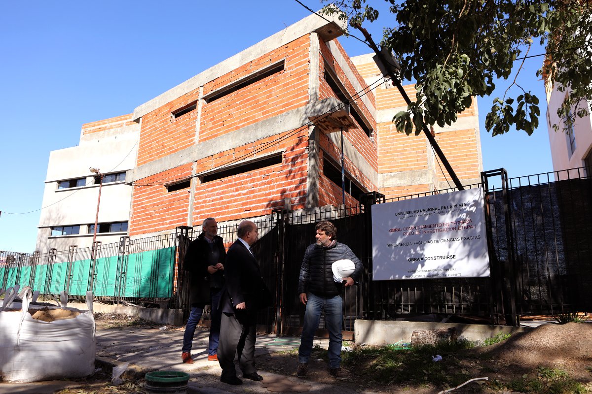 #LaUNLPcrece Avanzan las nuevas obras de infraestructura edilicia destinadas a actividades de investigación en <a href="/Exactas/">leonardo</a> <a href="/LIDeB_UNLP/">LIDeB</a> <a href="/IIFPLaPlata/">IIFPLaPlata</a>. El vicepresidente <a href="/tauberfernando/">Fernando Tauber</a> recorrió los trabajos que se realizan en el Polo Científico del Bosque Este unlp.edu.ar/gestion/obras/…